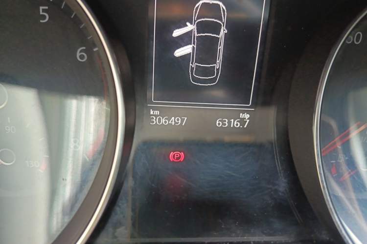 Used Volkswagen Magotan 2017 330TSI DSG Luxury Model Odometer Close Up