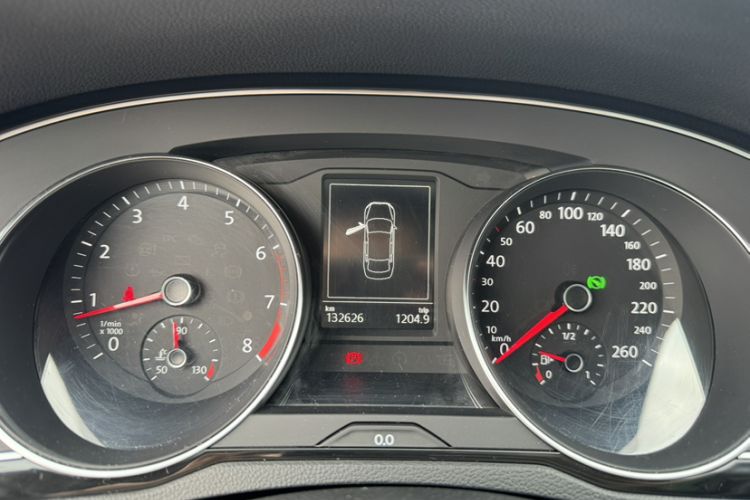 Used Volkswagen Magotan 2017 330TSI DSG Luxury Model Odometer Close Up
