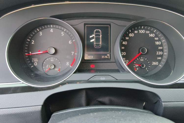 Used Volkswagen Magotan 2017 330TSI DSG Luxury Model Odometer Close Up