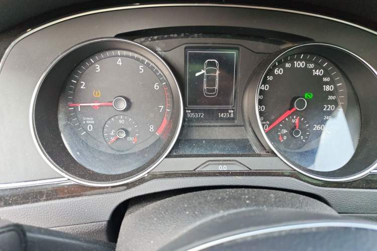 Used Volkswagen Magotan 2017 330TSI DSG Luxury Model Odometer Close Up
