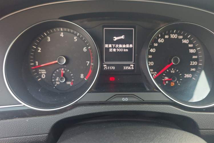 Used Volkswagen Magotan 2017 330TSI DSG Luxury Model Odometer Close Up