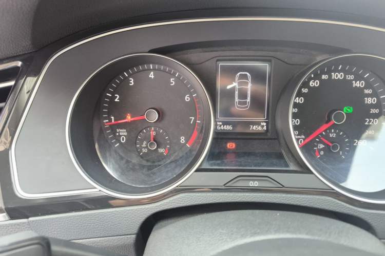 Used Volkswagen Magotan 2017 330TSI DSG Luxury Model Odometer Close Up