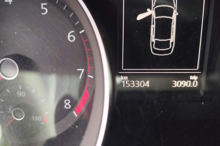 Used Volkswagen Magotan 2017 330TSI DSG Luxury Model Odometer Close Up