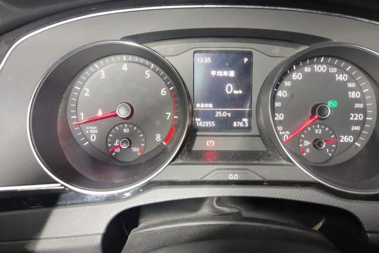 Used Volkswagen Magotan 2017 330TSI DSG Luxury Model Odometer Close Up