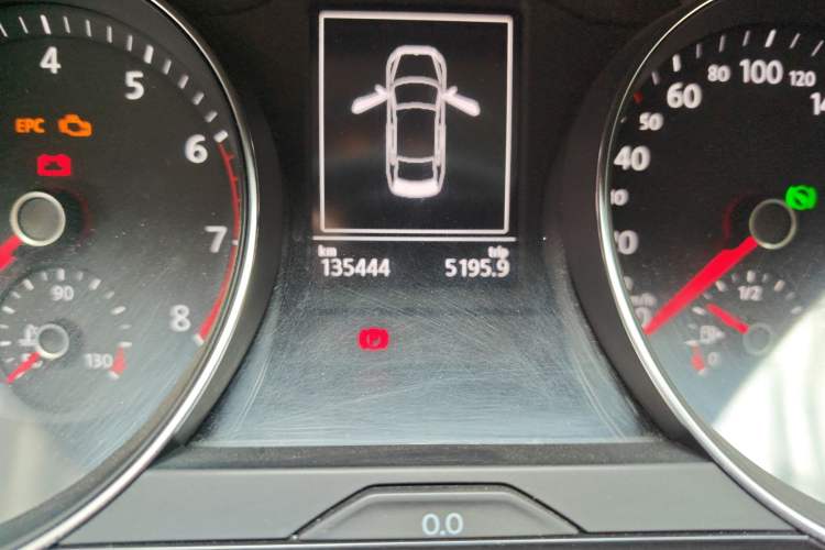 Used Volkswagen Magotan 2017 330TSI DSG Luxury Model Odometer Close Up