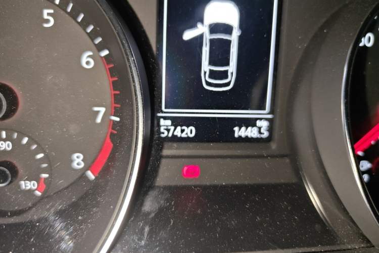 Used Volkswagen Magotan 2017 330TSI DSG Luxury Model Odometer Close Up