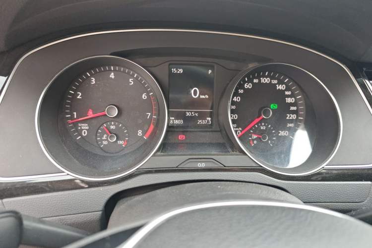 Used Volkswagen Magotan 2017 330TSI DSG Luxury Model Odometer Close Up