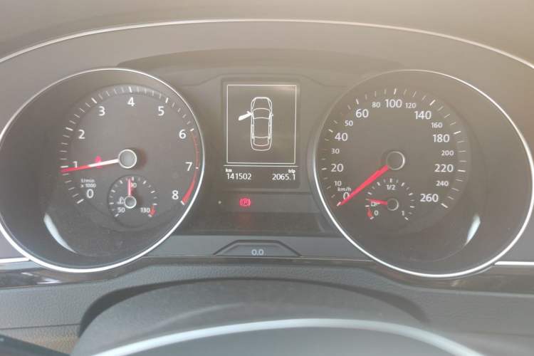 Used Volkswagen Magotan 2017 330TSI DSG Luxury Model Odometer Close Up