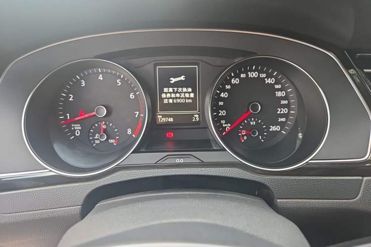 Used Volkswagen Magotan 2017 330TSI DSG Luxury Model Odometer Close Up