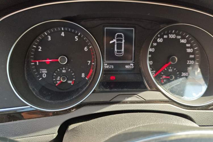 Used Volkswagen Magotan 2017 330TSI DSG Luxury Model Odometer Close Up