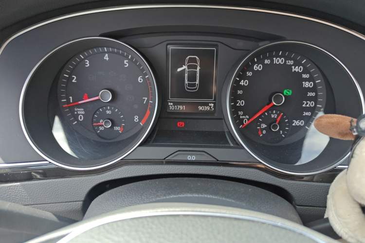 Used Volkswagen Magotan 2017 330TSI DSG Luxury Model Odometer Close Up