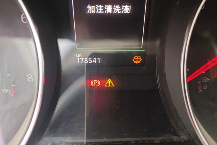 Used Volkswagen Magotan 2017 330TSI DSG Luxury Model Odometer Close Up