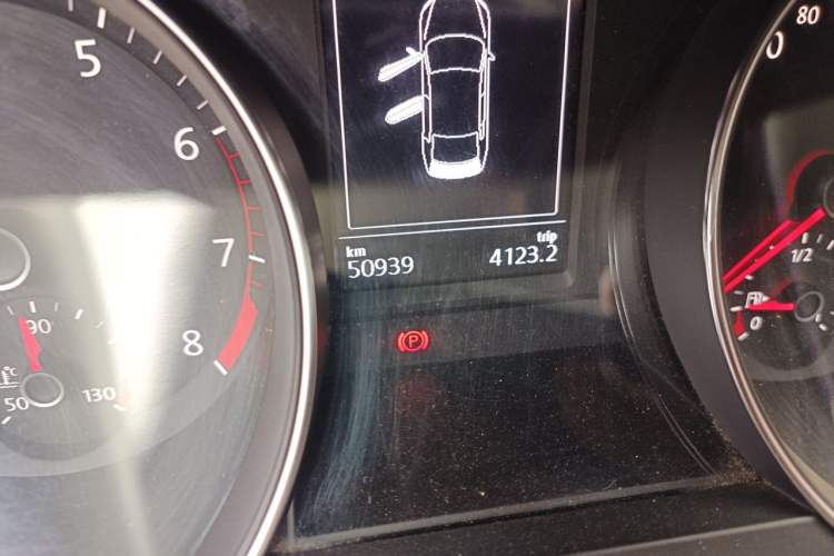 Used Volkswagen Magotan 2017 330TSI DSG Luxury Model Odometer Close Up
