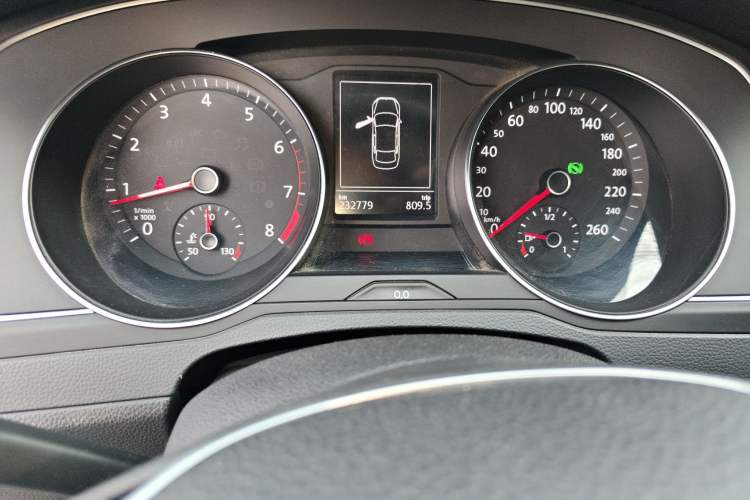Used Volkswagen Magotan 2017 280TSI DSG Comfort Model Odometer Close Up