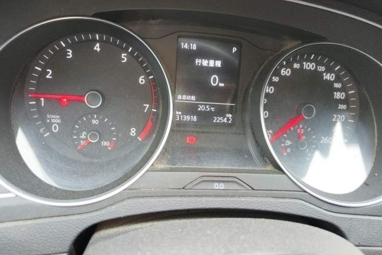 Used Volkswagen Magotan 2017 280TSI DSG Comfort Model Odometer Close Up