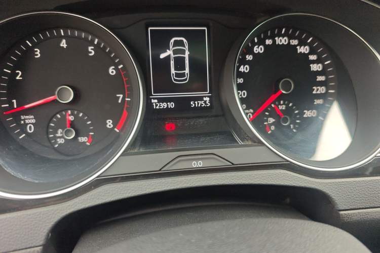 Used Volkswagen Magotan 2017 330TSI DSG Luxury Model Odometer Close Up