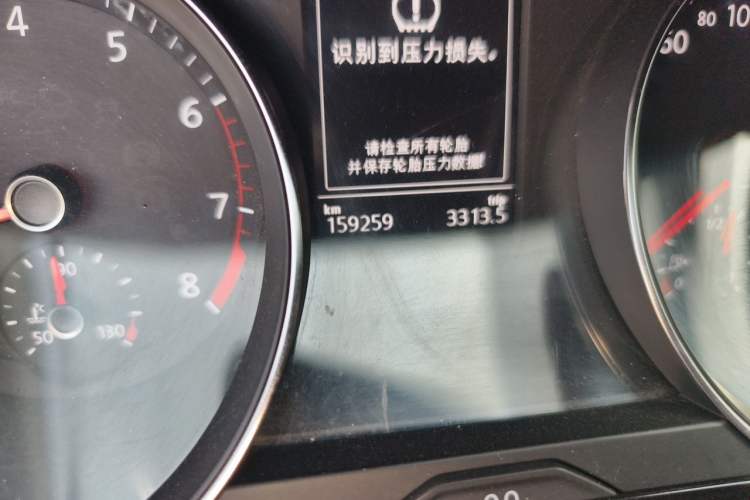 Used Volkswagen Magotan 2017 330TSI DSG Luxury Model Odometer Close Up