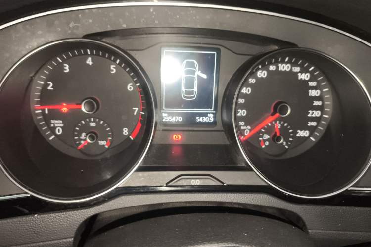 Used Volkswagen Magotan 2017 330TSI DSG Luxury Model Odometer Close Up