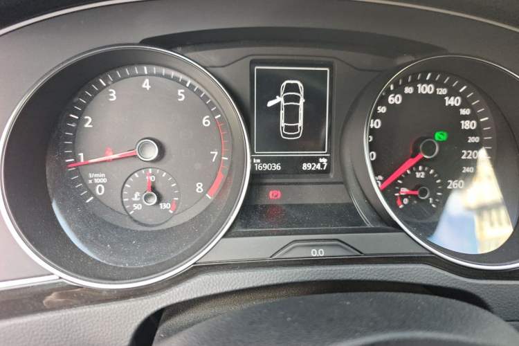 Used Volkswagen Magotan 2017 330TSI DSG Luxury Model Odometer Close Up