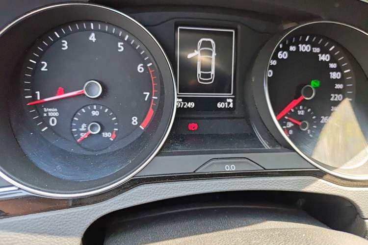 Used Volkswagen Magotan 2017 330TSI DSG Luxury Model Odometer Close Up