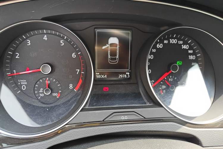 Used Volkswagen Magotan 2017 330TSI DSG Luxury Model Odometer Close Up