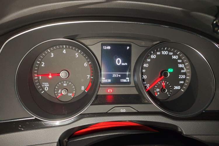 Used Volkswagen Magotan 2017 330TSI DSG Luxury Model Odometer Close Up