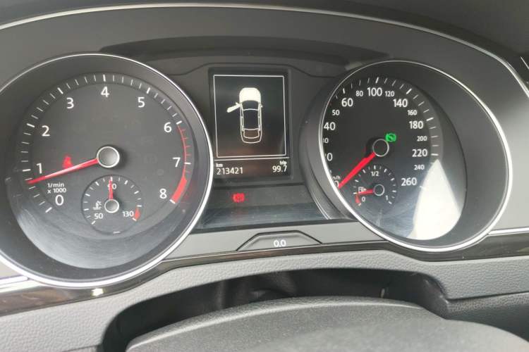 Used Volkswagen Magotan 2017 330TSI DSG Luxury Model Odometer Close Up
