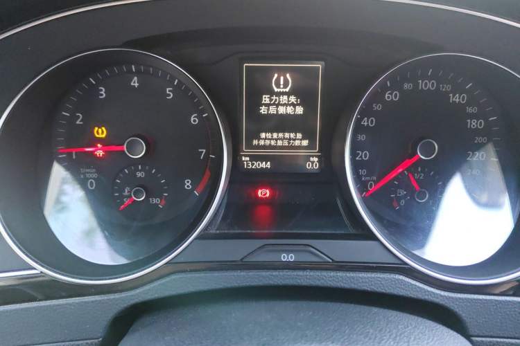 Used Volkswagen Magotan 2017 330TSI DSG Luxury Model Odometer Close Up