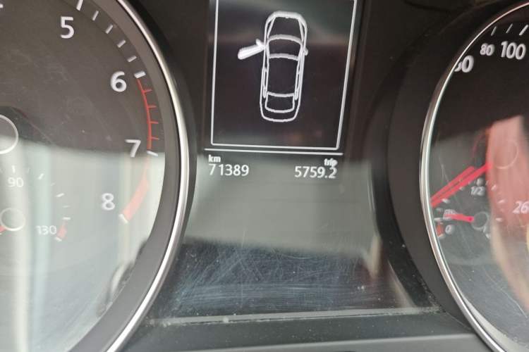 Used Volkswagen Magotan 2017 330TSI DSG Luxury Model Odometer Close Up
