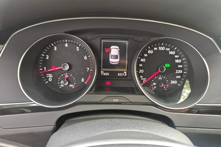 Used Volkswagen Magotan 2017 330TSI DSG Luxury Model Odometer Close Up