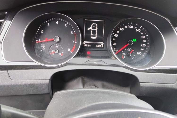 Used Volkswagen Magotan 2017 330TSI DSG Luxury Model Odometer Close Up