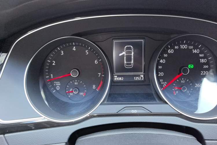 Used Volkswagen Magotan 2017 330TSI DSG Luxury Model Odometer Close Up