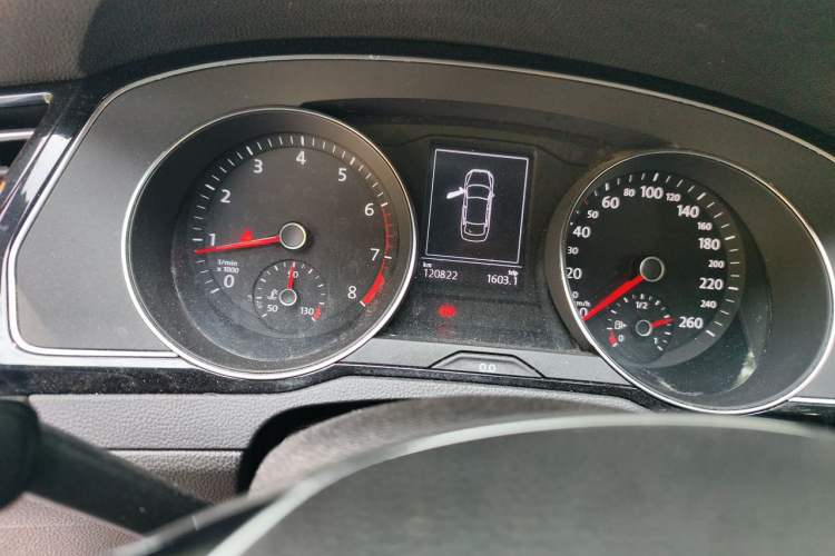 Used Volkswagen Magotan 2017 330TSI DSG Luxury Model Odometer Close Up