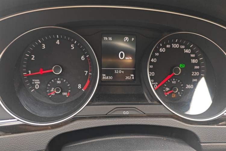 Used Volkswagen Magotan 2017 330TSI DSG Luxury Model Odometer Close Up