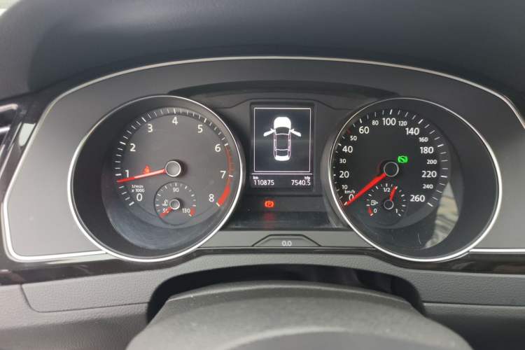 Used Volkswagen Magotan 2017 330TSI DSG Luxury Model Odometer Close Up