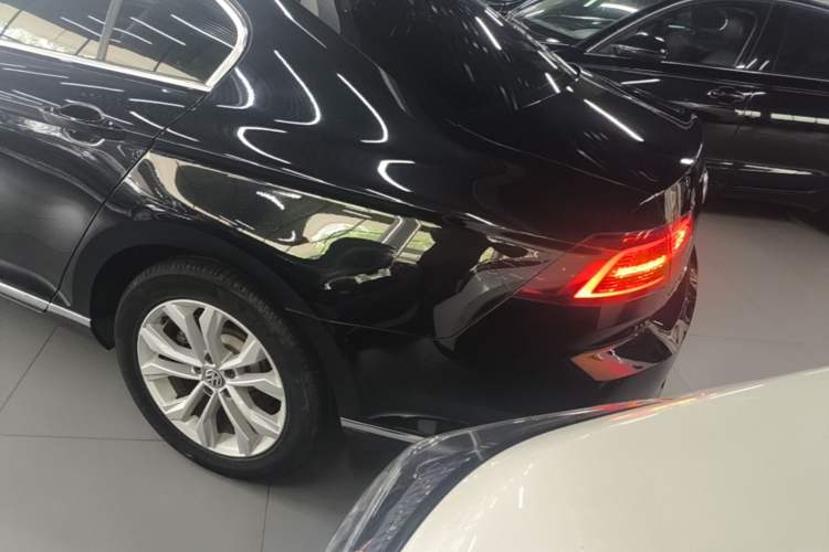 Used Volkswagen Magotan 2017 380TSI DSG Luxury Model Rear Left 45 Deg