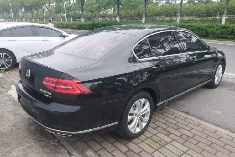 Used Volkswagen Magotan 2017 330TSI DSG Luxury Model Rear Right 45 Deg