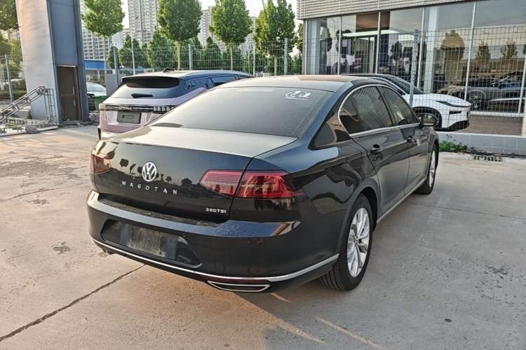 Used Volkswagen Magotan 2017 330TSI DSG Luxury Model Rear Right 45 Deg