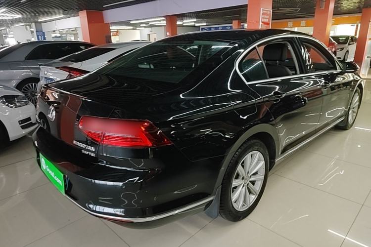 Used Volkswagen Magotan 2017 330TSI DSG Luxury Model Rear Right 45 Deg