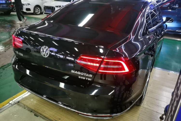 Used Volkswagen Magotan 2017 330TSI DSG Luxury Model Rear Right 45 Deg