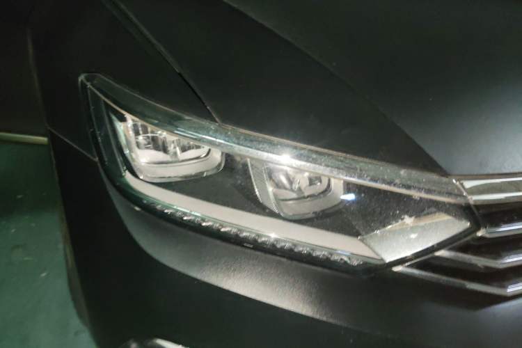 Used Volkswagen Magotan 2017 330TSI DSG Luxury Model Right Front Headlight