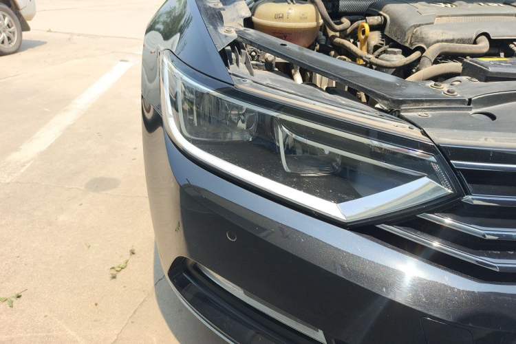 Used Volkswagen Magotan 2017 330TSI DSG Leading Model Right Front Headlight