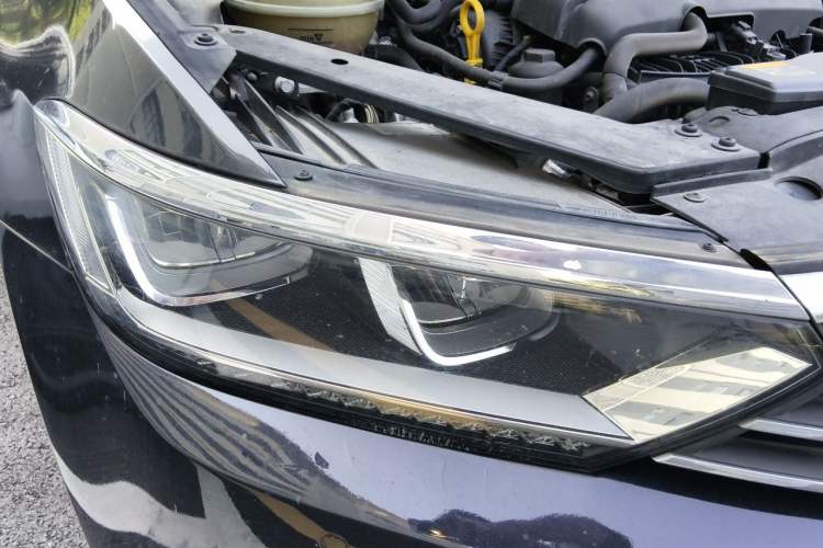 Used Volkswagen Magotan 2017 330TSI DSG Luxury Model Right Front Headlight