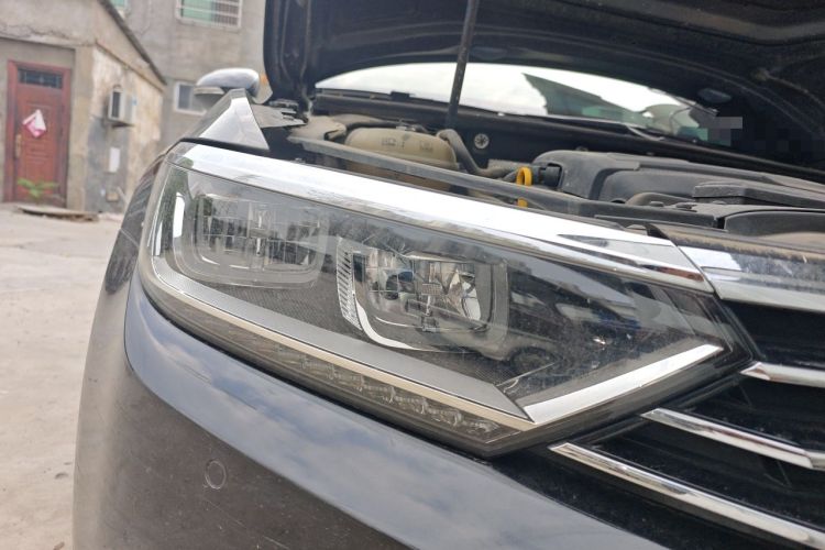 Used Volkswagen Magotan 2017 330TSI DSG Luxury Model Right Front Headlight