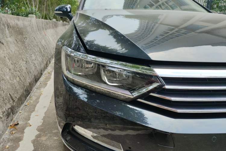 Used Volkswagen Magotan 2017 330TSI DSG Luxury Model Right Front Headlight