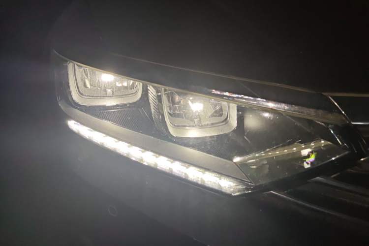 Used Volkswagen Magotan 2017 330TSI DSG Luxury Model Right Front Headlight