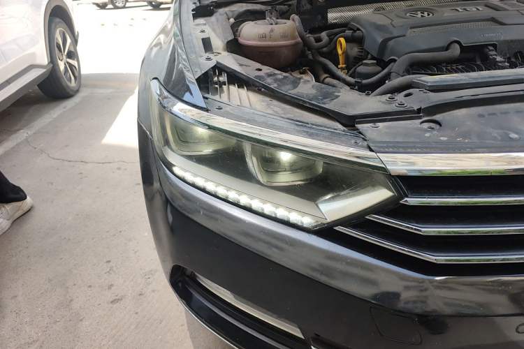 Used Volkswagen Magotan 2017 330TSI DSG Luxury Model Right Front Headlight