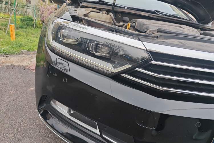 Used Volkswagen Magotan 2017 330TSI DSG Luxury Model Right Front Headlight