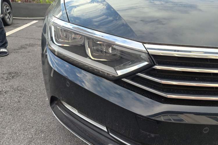 Used Volkswagen Magotan 2017 330TSI DSG Luxury Model Right Front Headlight