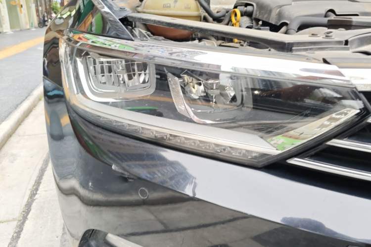 Used Volkswagen Magotan 2017 330TSI DSG Luxury Model Right Front Headlight